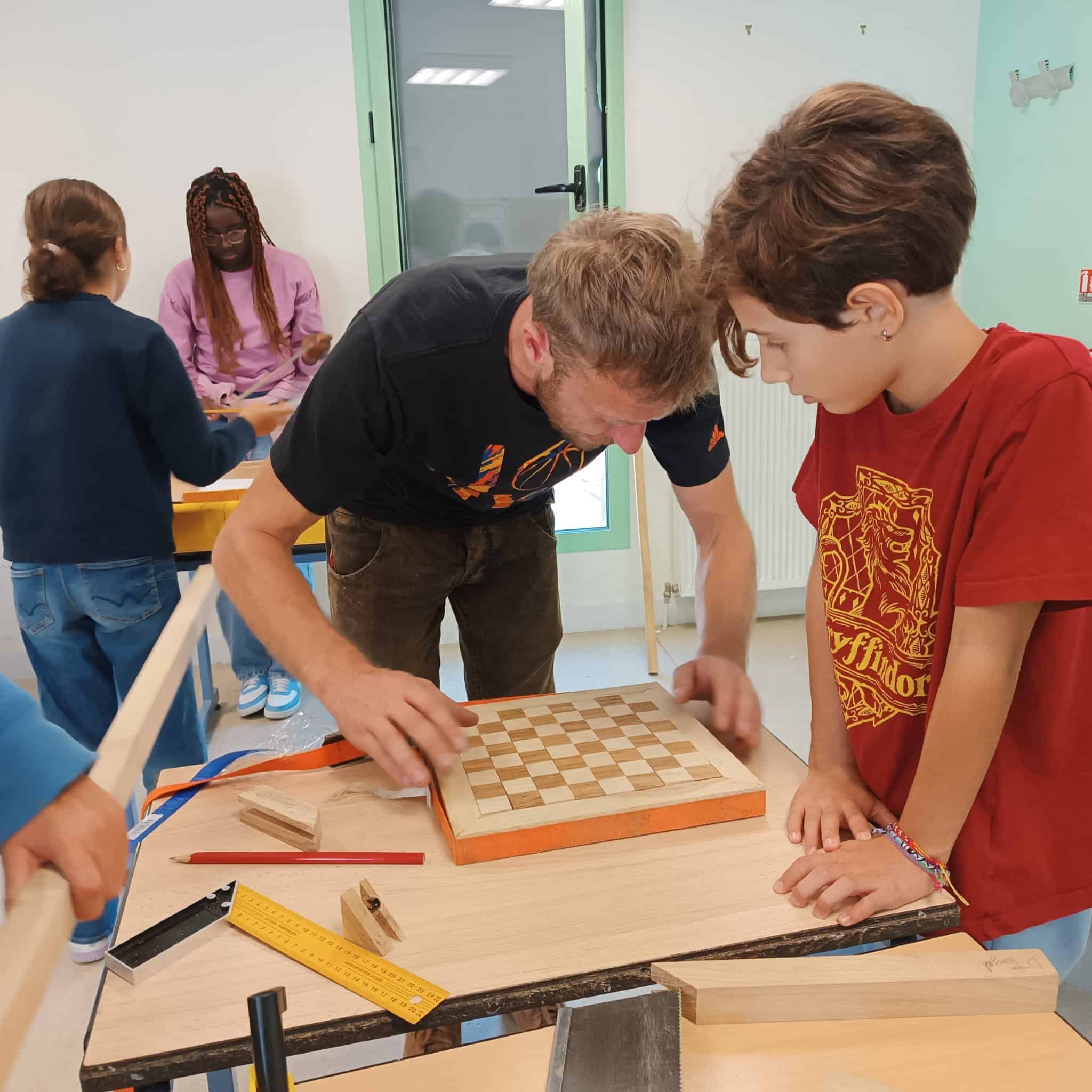 À Deux Mains — sections manuelles d'excellence en milieu scolaire